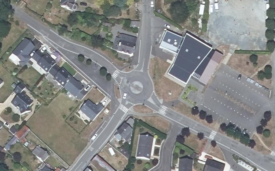 Vue aérienne du Rond-point anonyme n°266398378
