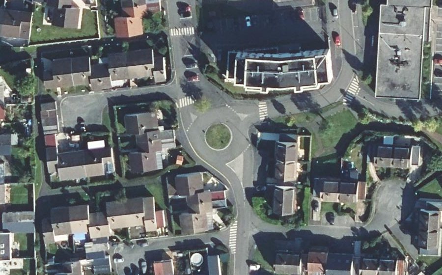 Vue aérienne du Rond-point anonyme n°266414353