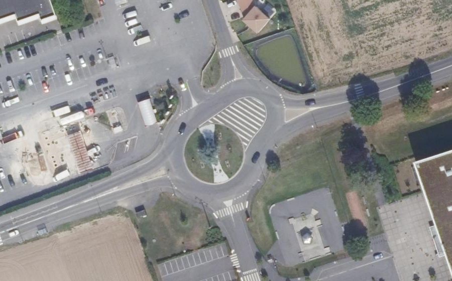 Vue aérienne du Rond-point anonyme n°26651125