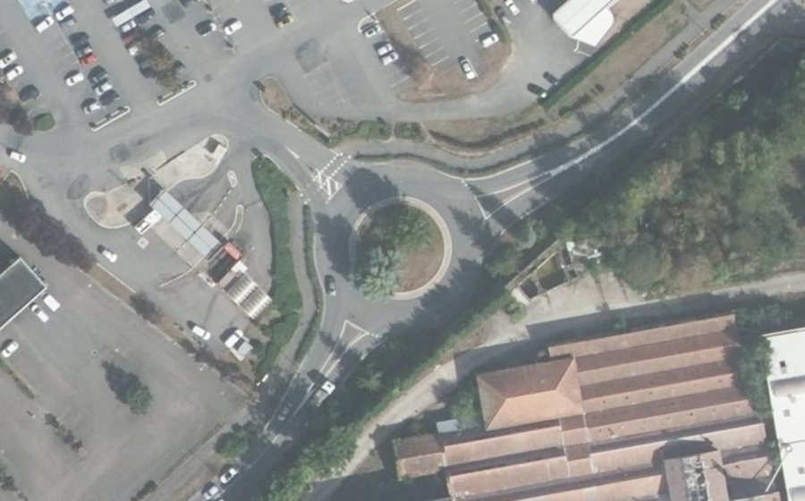 Vue aérienne du Rond-point anonyme n°266551590