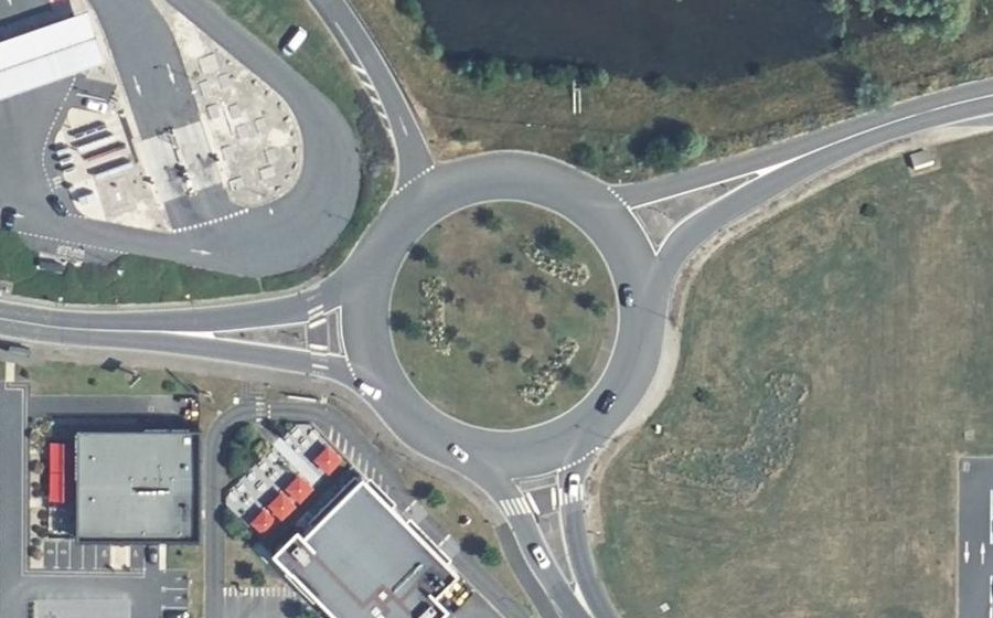 Vue aérienne du Rond-point anonyme n°266571770