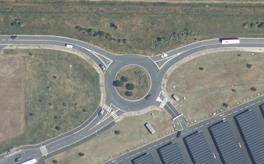 Vue aérienne du Rond-point anonyme n°266571773