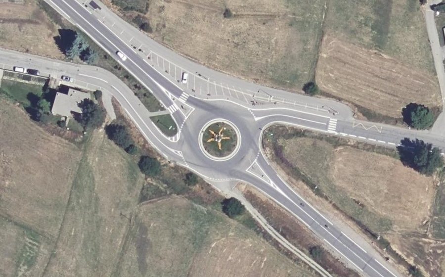 Vue aérienne du Rond-point anonyme n°266577028