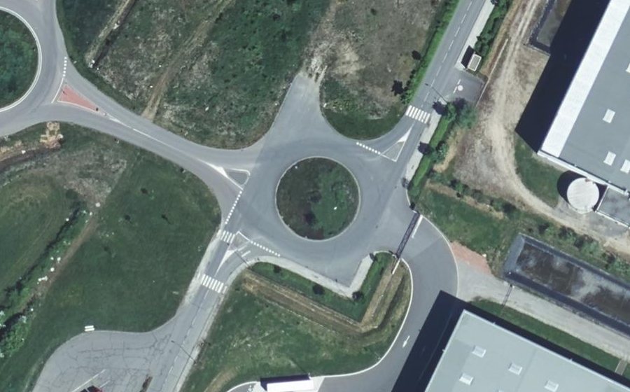 Vue aérienne du Rond-point anonyme n°266634362