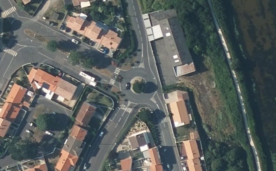 Vue aérienne du Rond-point anonyme n°266719649