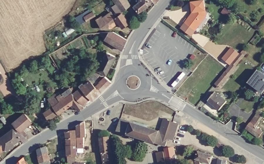 Vue aérienne du Rond-point anonyme n°26674252