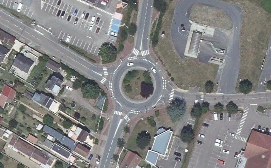 Vue aérienne du Rond-point anonyme n°26683592