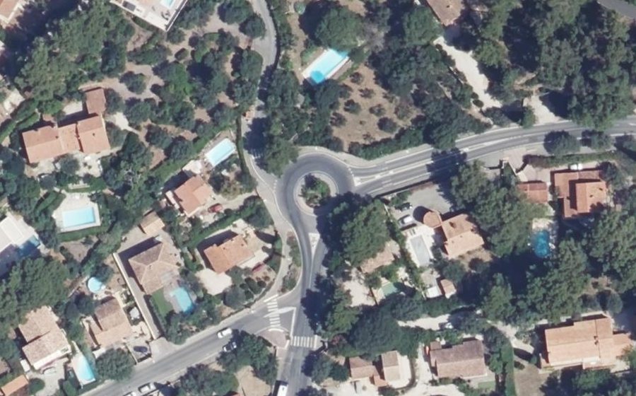 Vue aérienne du Rond-point anonyme n°266868060
