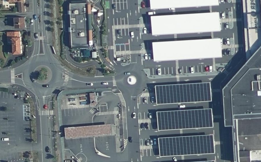 Vue aérienne du Rond-point anonyme n°266872547