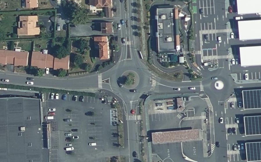 Vue aérienne du Rond-point anonyme n°266872557