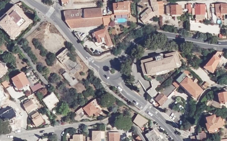 Vue aérienne du Rond-point anonyme n°266886788
