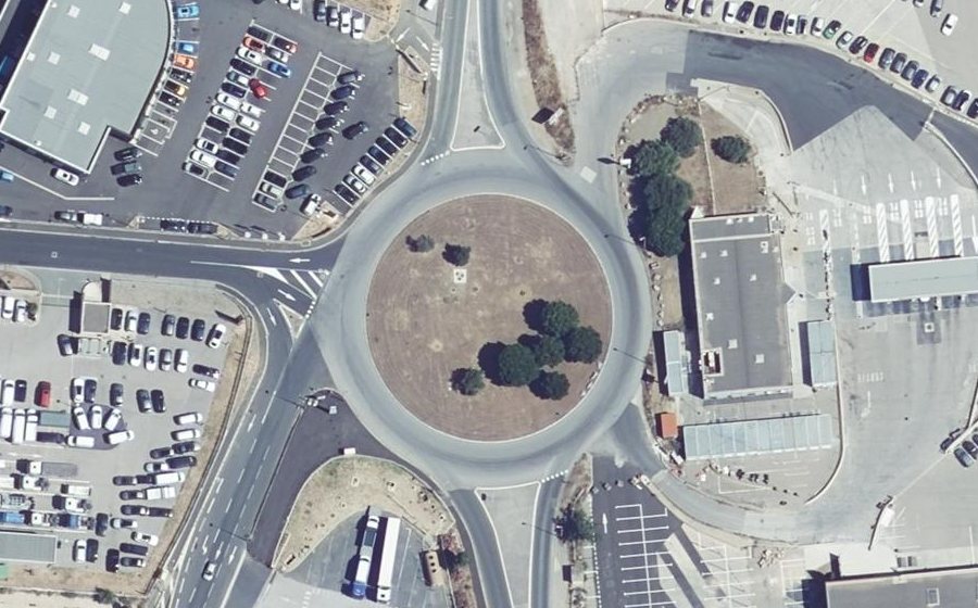 Vue aérienne du Rond-point anonyme n°26703208