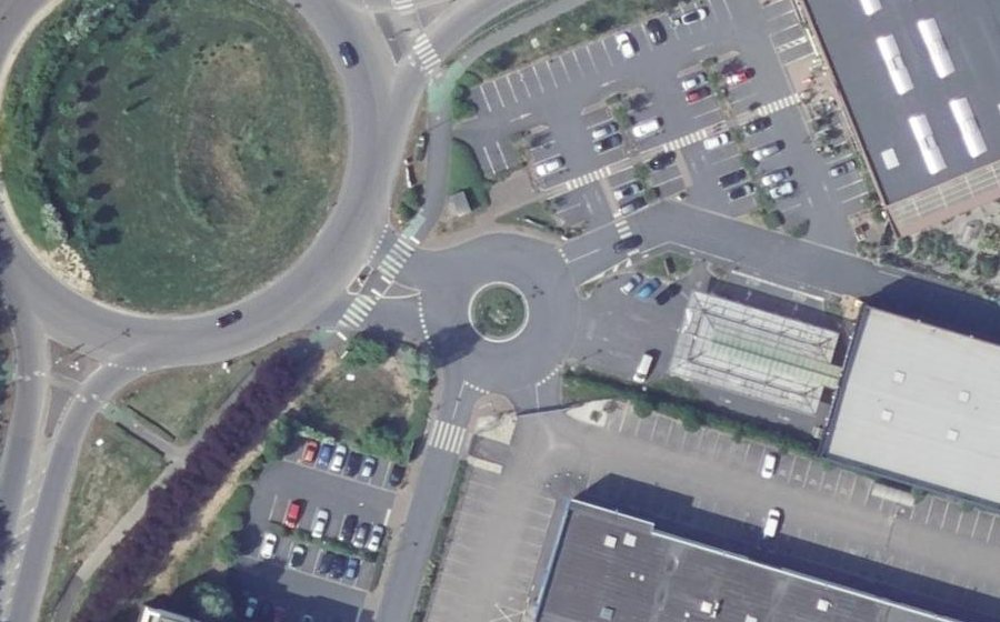 Vue aérienne du Rond-point anonyme n°267035757