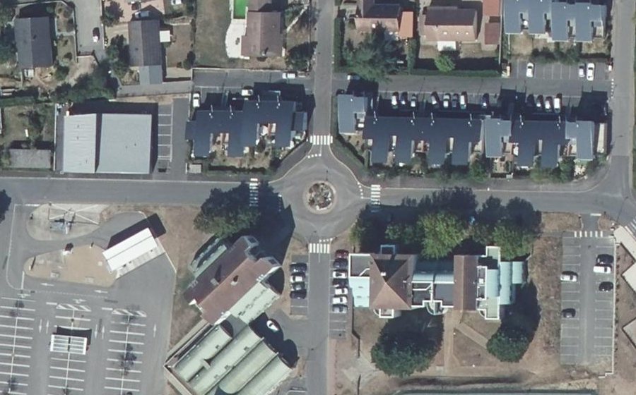 Vue aérienne du Rond-point anonyme n°267066081