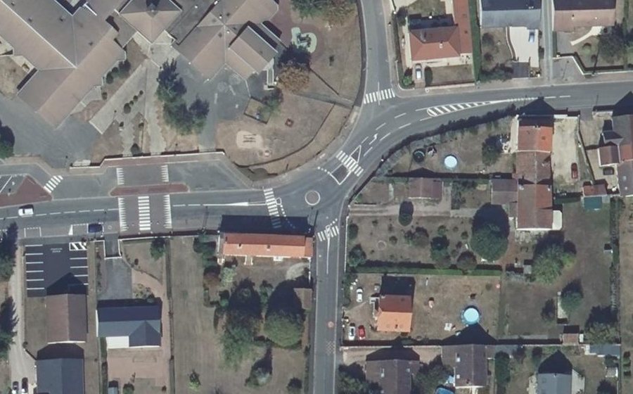 Vue aérienne du Rond-point anonyme n°267068151