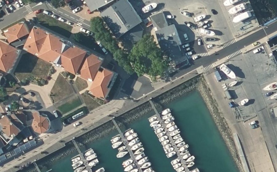 Vue aérienne du Rond-point anonyme n°267210765