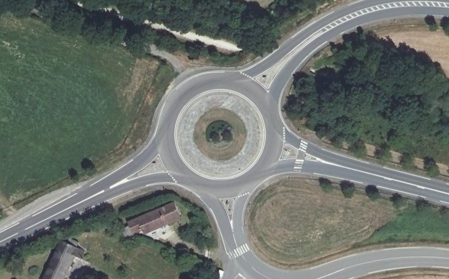 Vue aérienne du Rond-point anonyme n°267219703
