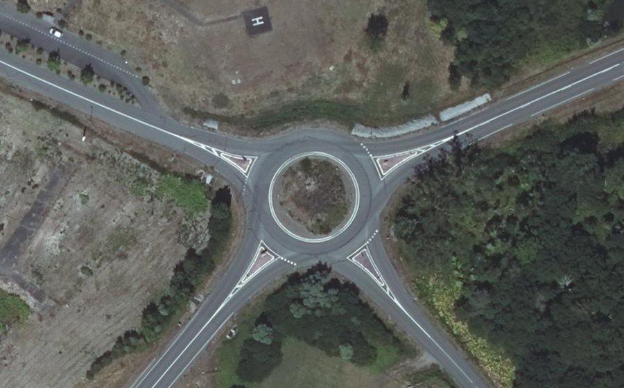 Vue aérienne du Rond-point anonyme n°267281754