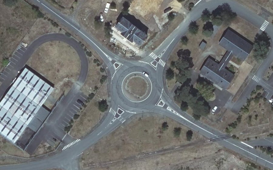 Vue aérienne du Rond-point anonyme n°267281755