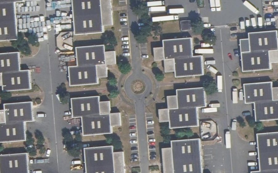 Vue aérienne du Rond-point anonyme n°267428203