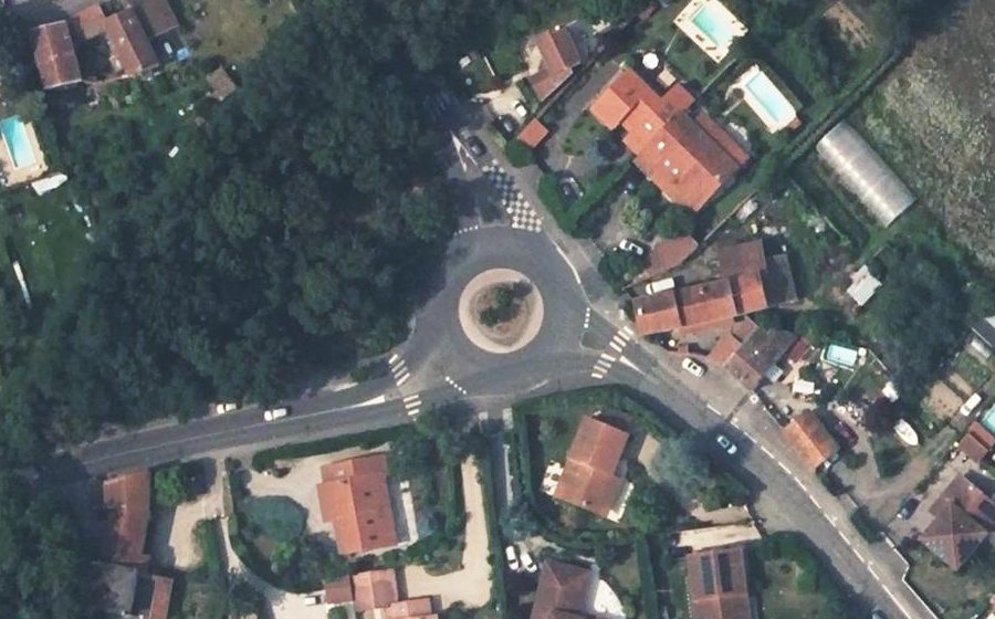 Vue aérienne du Rond-point anonyme n°267498023