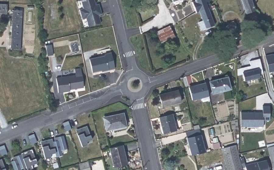 Vue aérienne du Rond-point anonyme n°267684327
