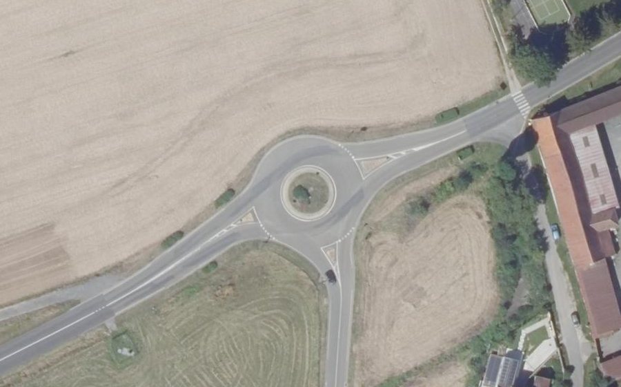 Vue aérienne du Rond-point anonyme n°26772829