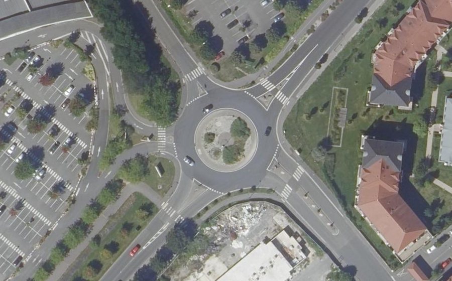 Vue aérienne du Rond-point anonyme n°26772879
