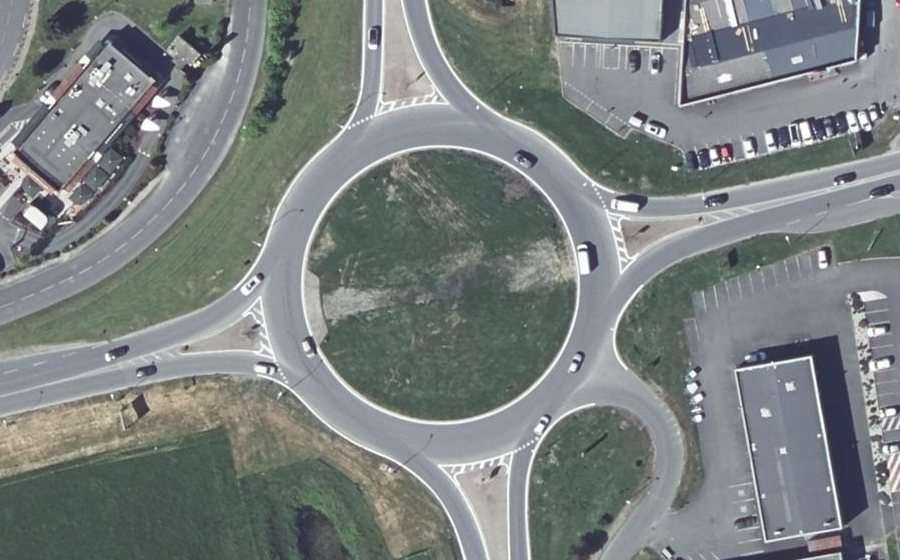 Vue aérienne du Rond-point anonyme n°26780618