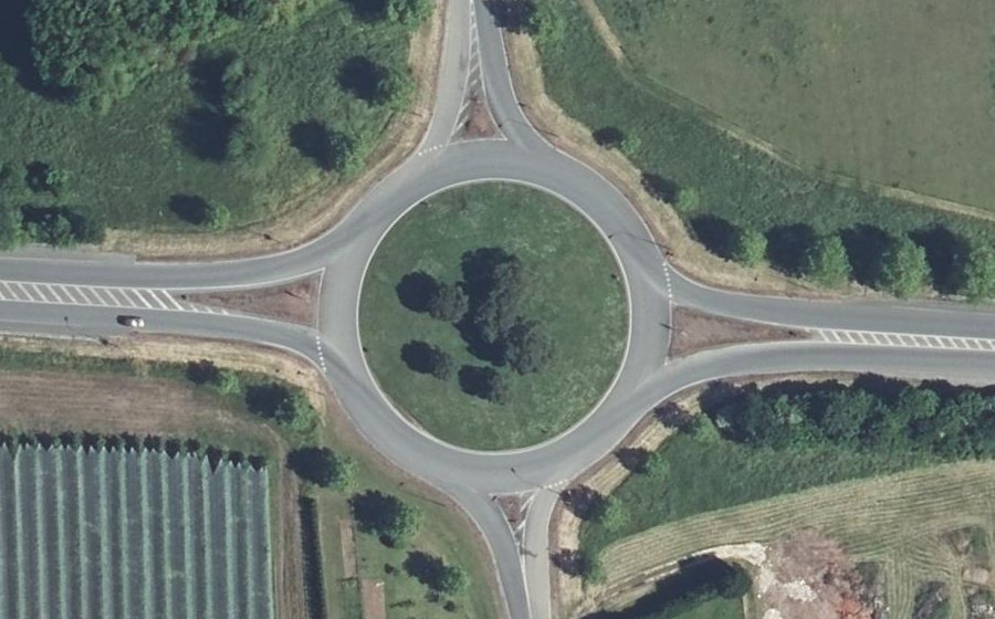 Vue aérienne du Rond-point anonyme n°26781403