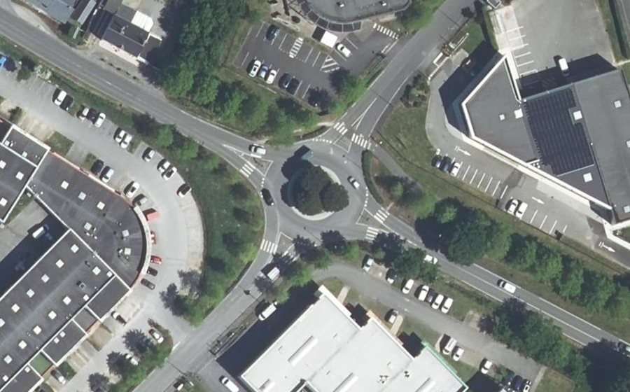 Vue aérienne du Rond-point anonyme n°267935689