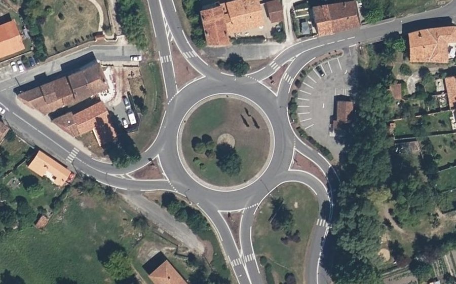 Vue aérienne du Rond-point anonyme n°26800638