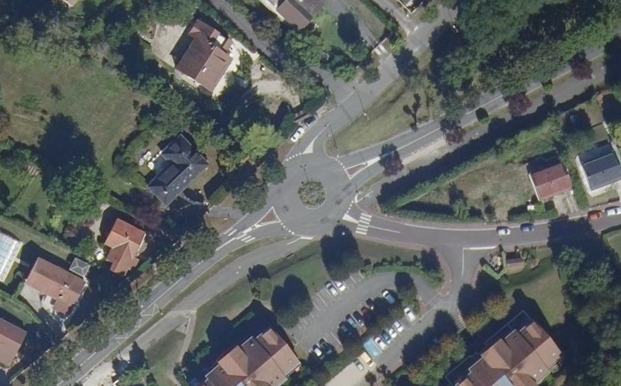 Vue aérienne du Rond-point anonyme n°268040620