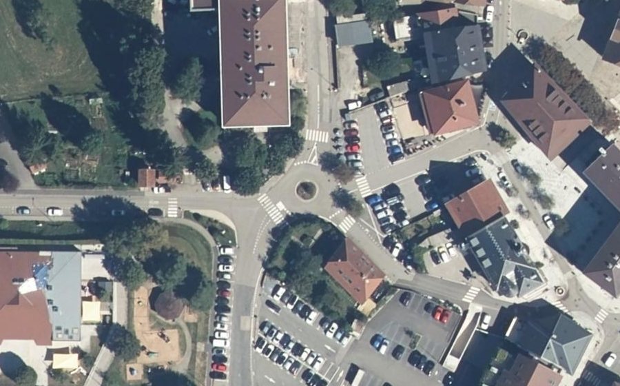 Vue aérienne du Rond-point anonyme n°268050396