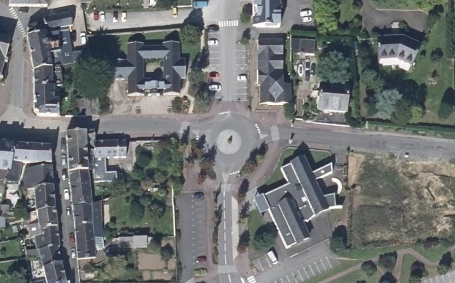 Vue aérienne du Rond-point anonyme n°26806106