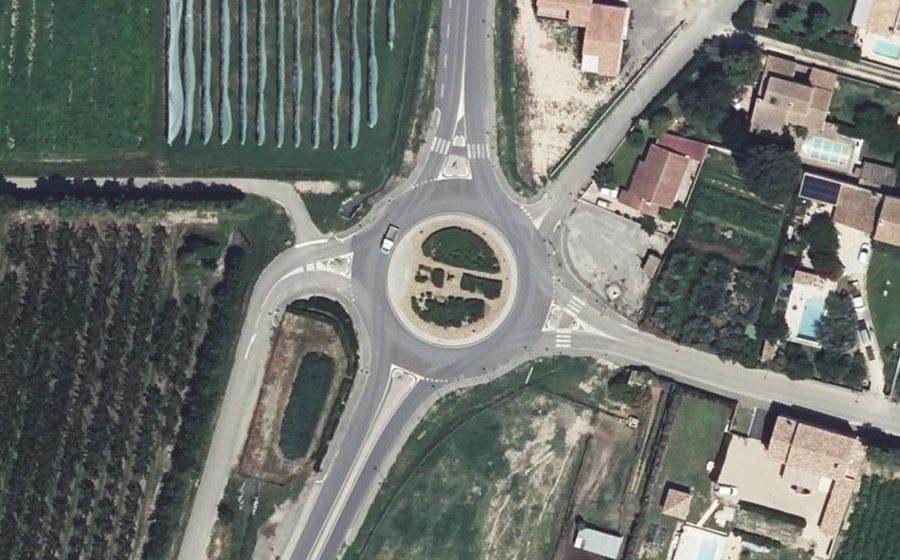 Vue aérienne du Rond-point anonyme n°26806469