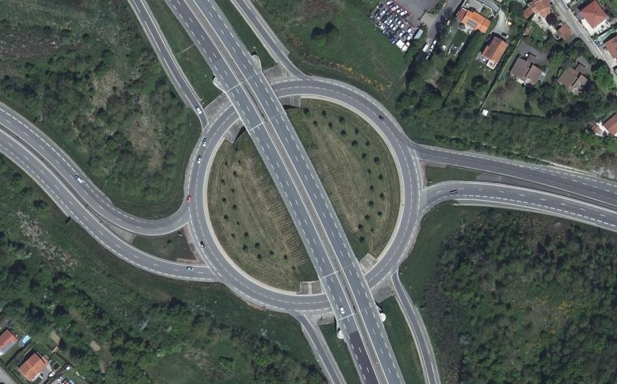 Vue aérienne du Rond-point anonyme n°268069708