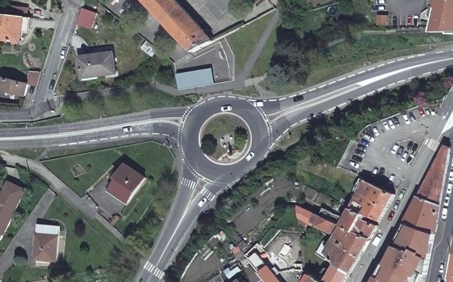 Vue aérienne du Rond-point anonyme n°268069714
