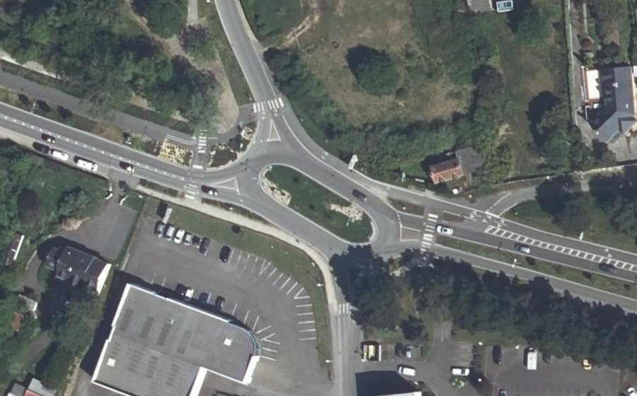 Vue aérienne du Rond-point anonyme n°268071921
