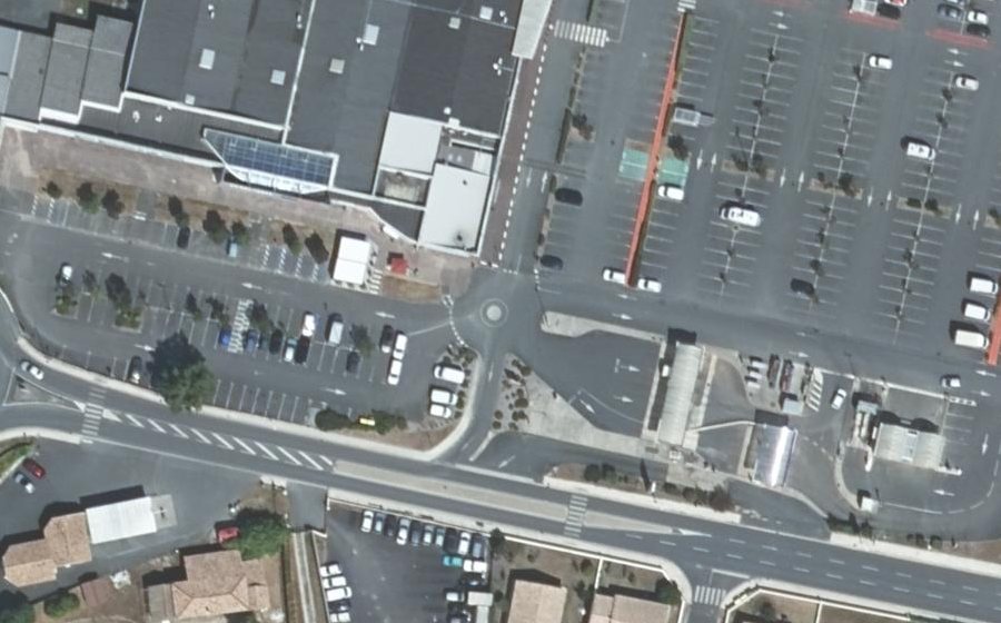 Vue aérienne du Rond-point anonyme n°268110993