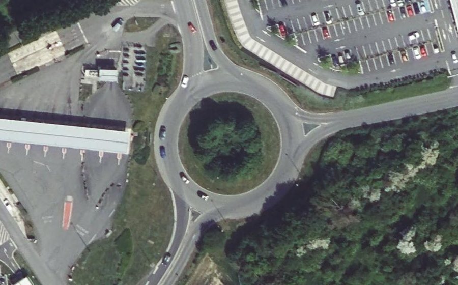 Vue aérienne du Rond-point anonyme n°26811475
