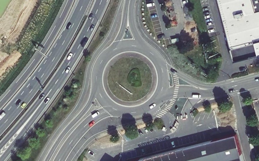 Vue aérienne du Rond-point anonyme n°26811477