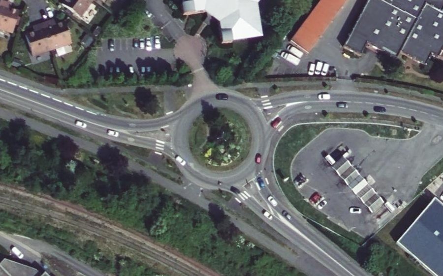 Vue aérienne du Rond-point anonyme n°26811480