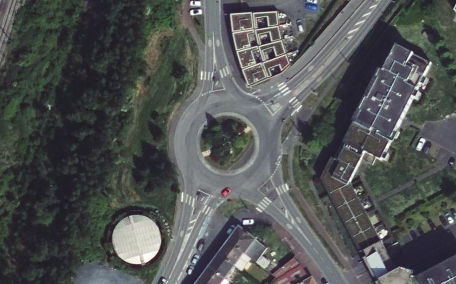 Vue aérienne du Rond-point anonyme n°26811483
