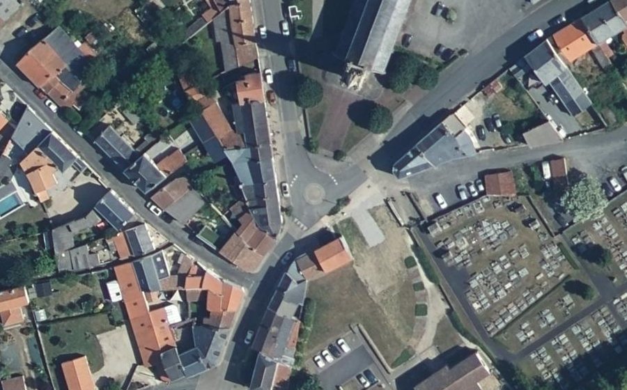 Vue aérienne du Rond-point anonyme n°268148018