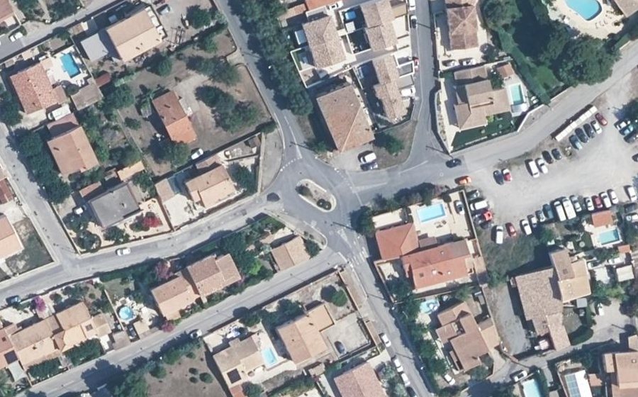 Vue aérienne du Rond-point anonyme n°268153303