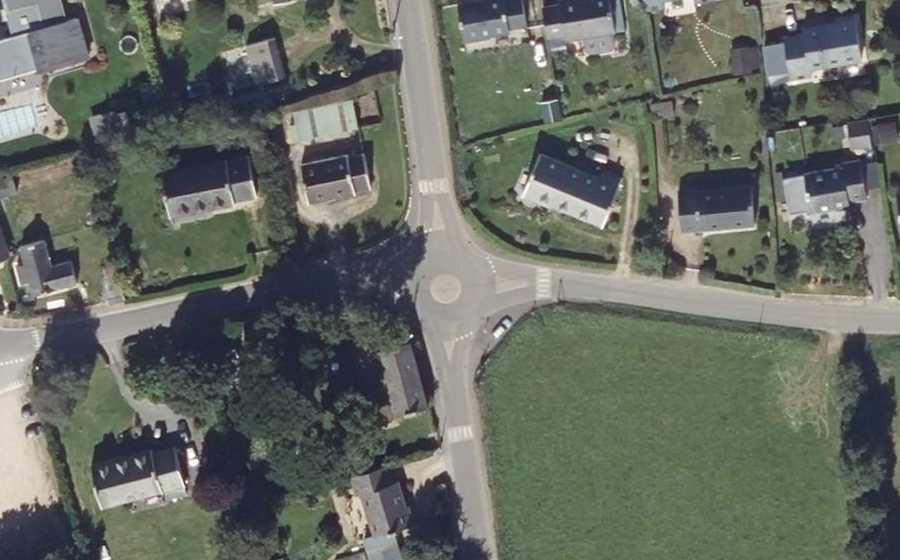 Vue aérienne du Rond-point anonyme n°268156793