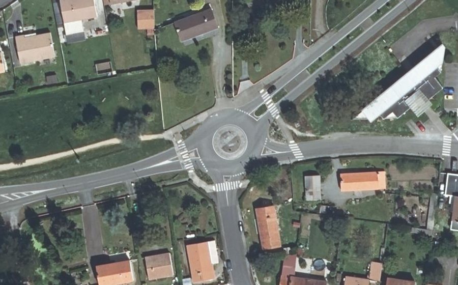 Vue aérienne du Rond-point anonyme n°26816014