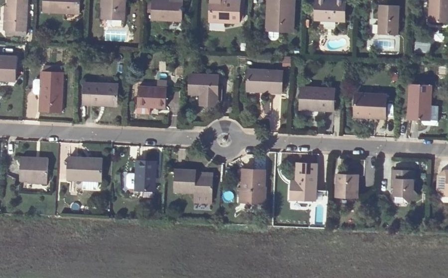 Vue aérienne du Rond-point anonyme n°268168782
