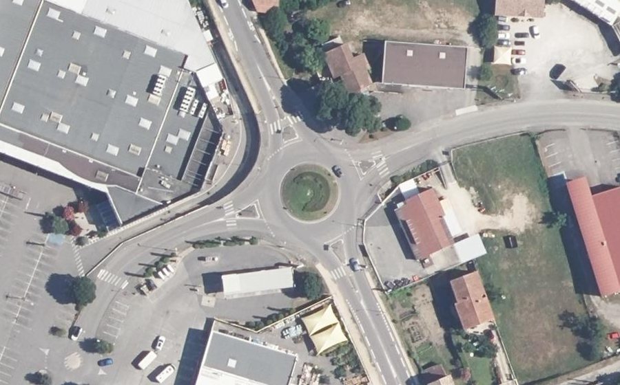 Vue aérienne du Rond-point anonyme n°268226416